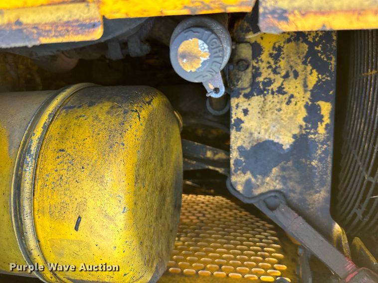 image for item DQ6441 1979 John Deere JD755 track loader