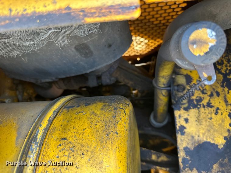 image for item DQ6441 1979 John Deere JD755 track loader