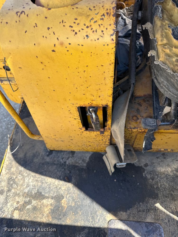 image for item DQ6441 1979 John Deere JD755 track loader