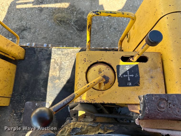 image for item DQ6441 1979 John Deere JD755 track loader