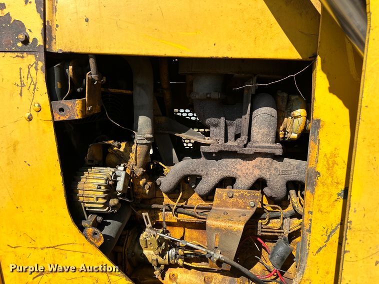 image for item DQ6441 1979 John Deere JD755 track loader