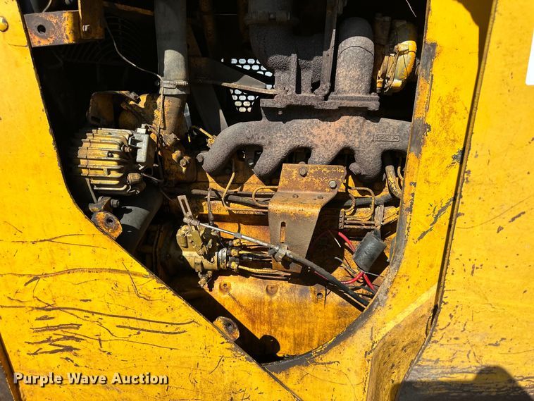 image for item DQ6441 1979 John Deere JD755 track loader