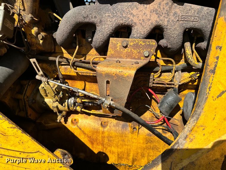 image for item DQ6441 1979 John Deere JD755 track loader