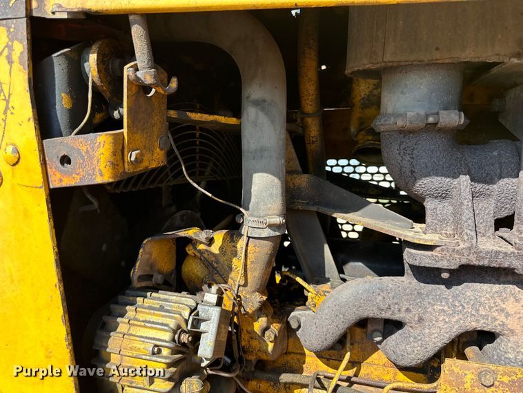 image for item DQ6441 1979 John Deere JD755 track loader