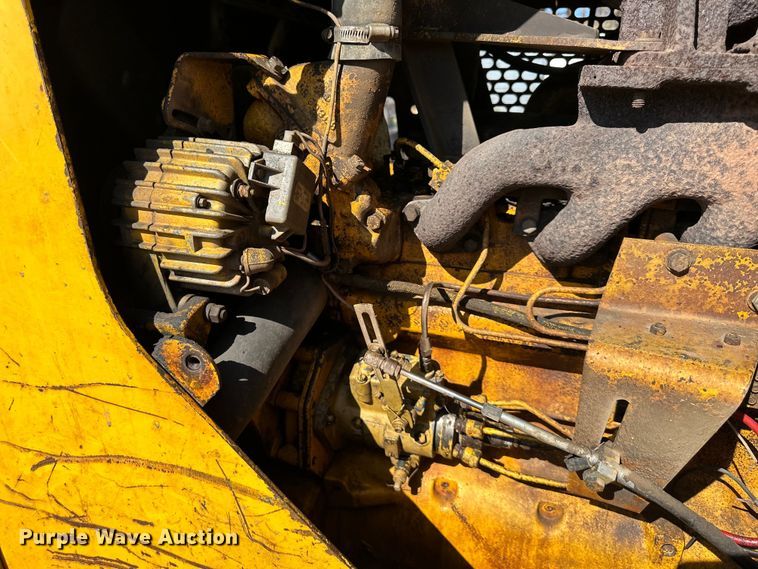 image for item DQ6441 1979 John Deere JD755 track loader