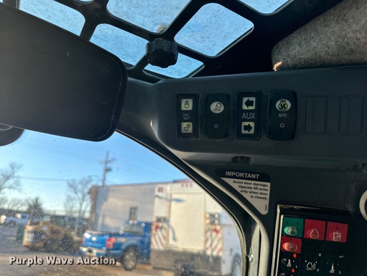 image for item DQ6447 2015 John Deere 333E tracked skid steer loader