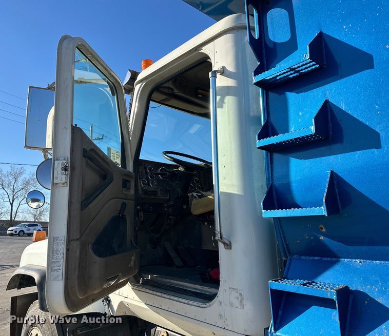 image for item DQ6449 2007 International  5500i dump truck