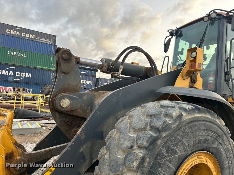 image for item DQ6457 2017 John Deere 824K II wheel loader