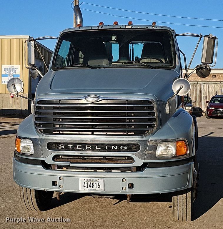 image for item DQ8583 2005 Sterling A9500 semi truck