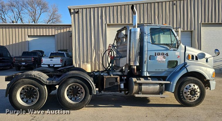 image for item DQ8583 2005 Sterling A9500 semi truck