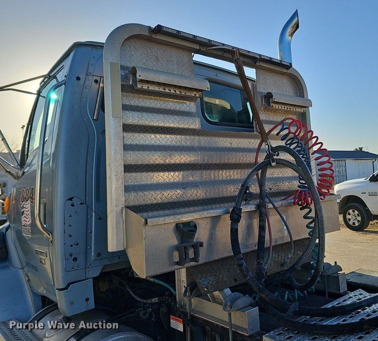 image for item DQ8583 2005 Sterling A9500 semi truck