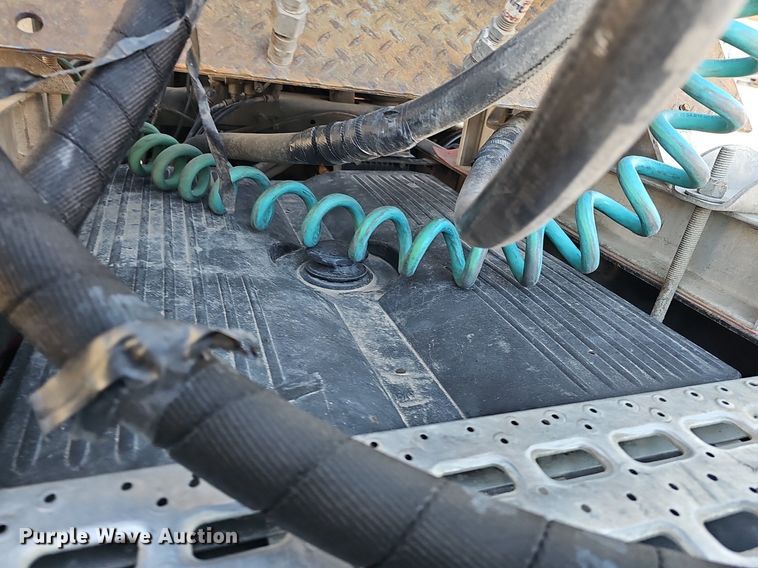 image for item DQ8583 2005 Sterling A9500 semi truck