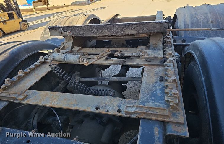 image for item DQ8583 2005 Sterling A9500 semi truck