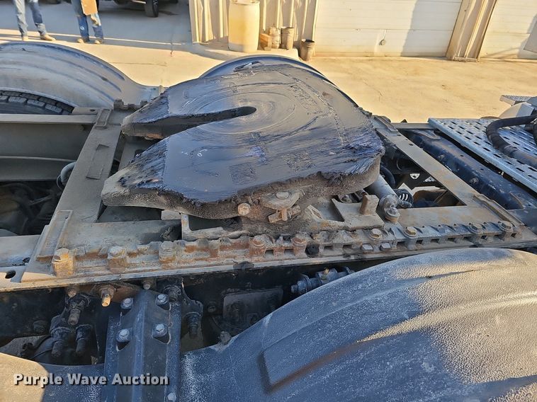 image for item DQ8583 2005 Sterling A9500 semi truck