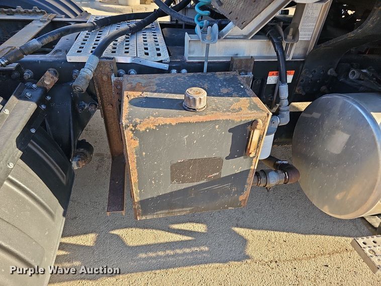 image for item DQ8583 2005 Sterling A9500 semi truck