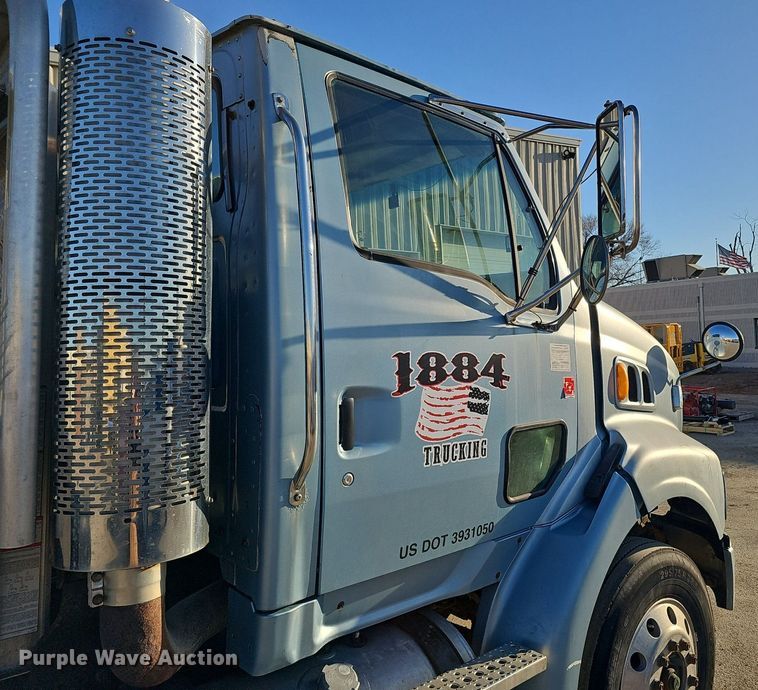 image for item DQ8583 2005 Sterling A9500 semi truck