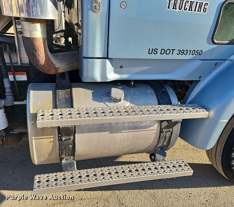 image for item DQ8583 2005 Sterling A9500 semi truck