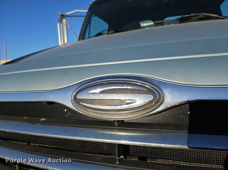 image for item DQ8583 2005 Sterling A9500 semi truck