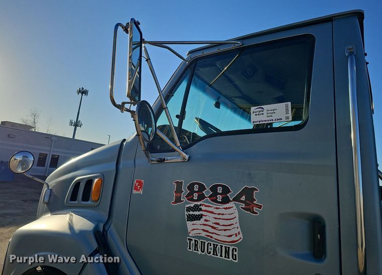 image for item DQ8583 2005 Sterling A9500 semi truck