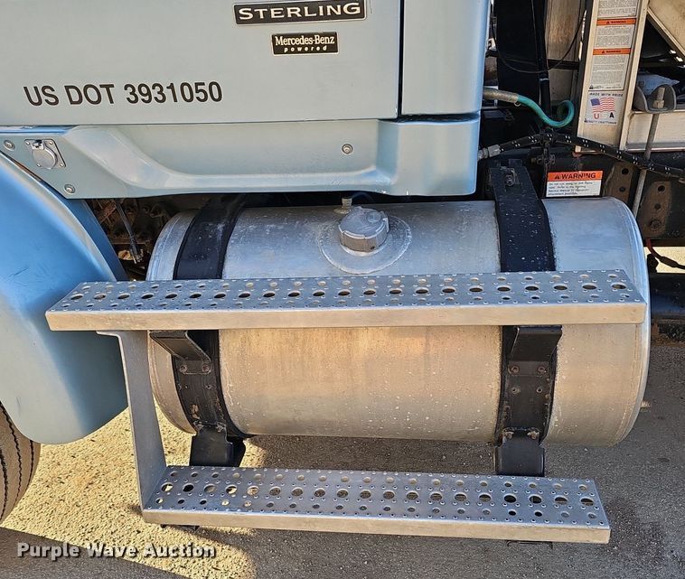 image for item DQ8583 2005 Sterling A9500 semi truck