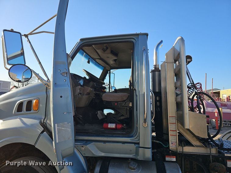image for item DQ8583 2005 Sterling A9500 semi truck