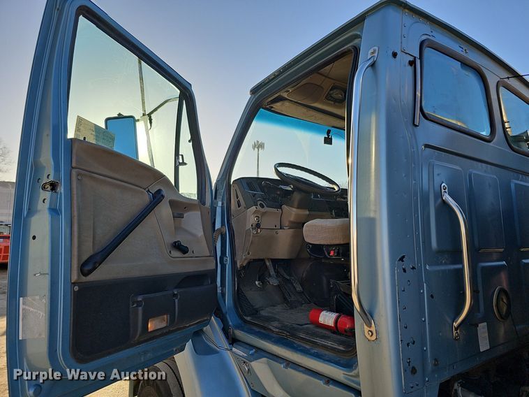 image for item DQ8583 2005 Sterling A9500 semi truck