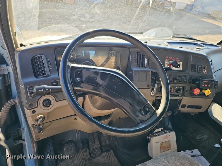 image for item DQ8583 2005 Sterling A9500 semi truck