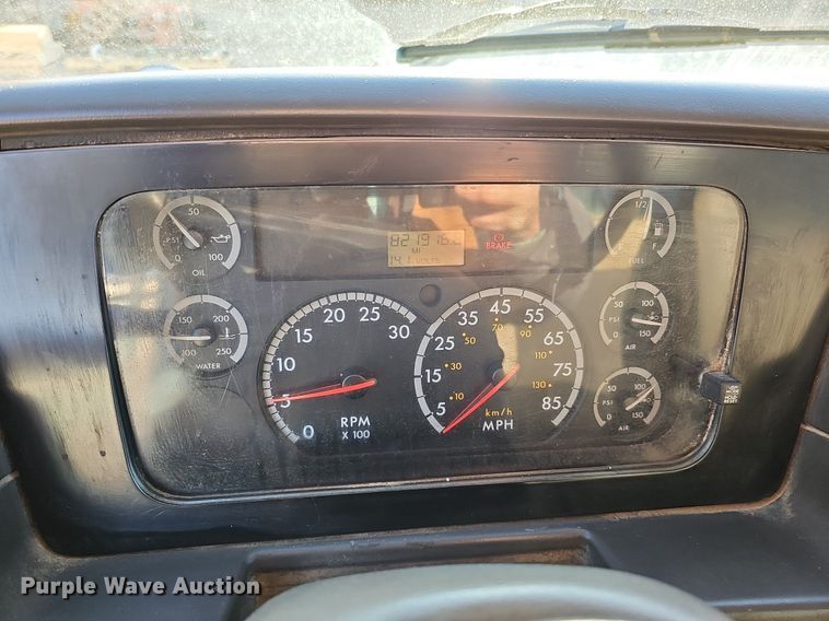 image for item DQ8583 2005 Sterling A9500 semi truck