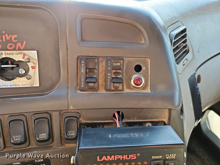 image for item DQ8583 2005 Sterling A9500 semi truck