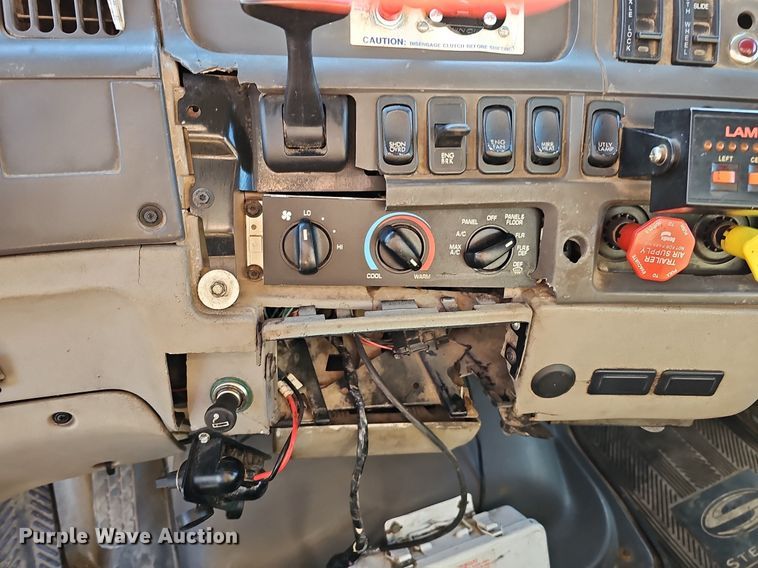 image for item DQ8583 2005 Sterling A9500 semi truck