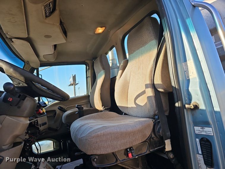 image for item DQ8583 2005 Sterling A9500 semi truck