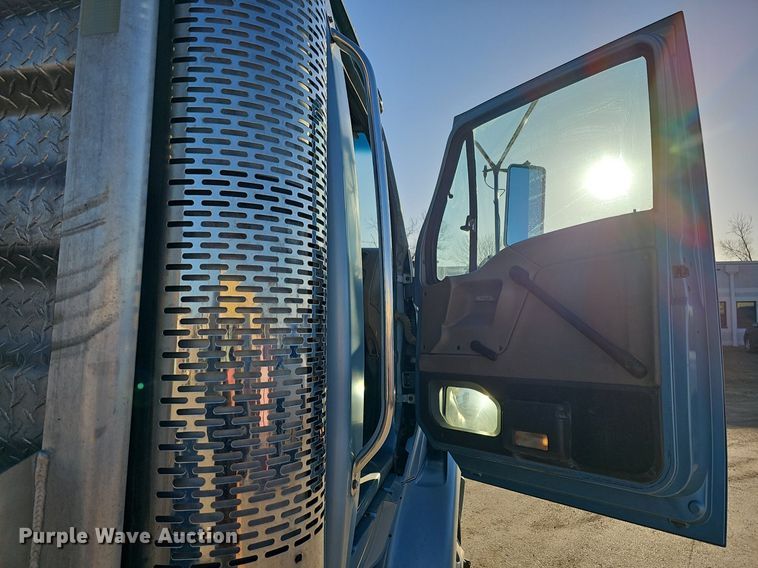 image for item DQ8583 2005 Sterling A9500 semi truck