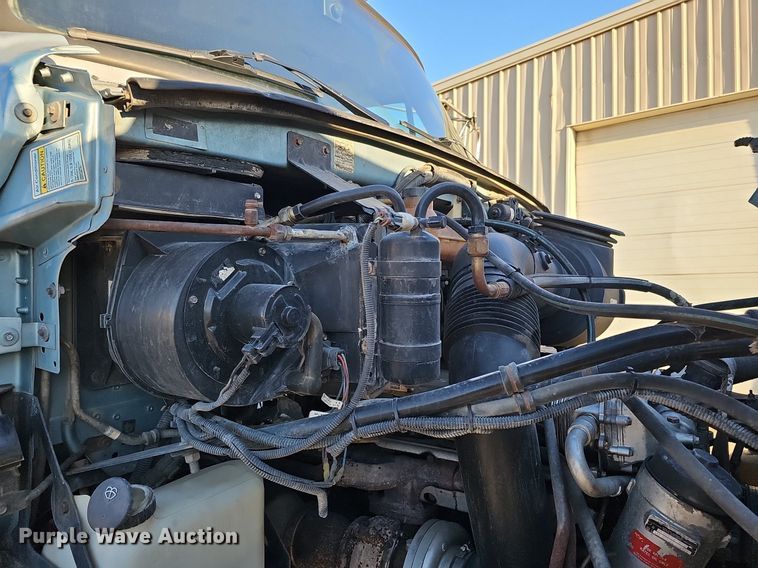 image for item DQ8583 2005 Sterling A9500 semi truck