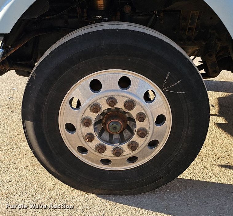 image for item DQ8583 2005 Sterling A9500 semi truck