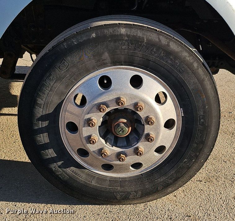 image for item DQ8583 2005 Sterling A9500 semi truck