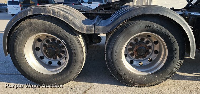 image for item DQ8583 2005 Sterling A9500 semi truck