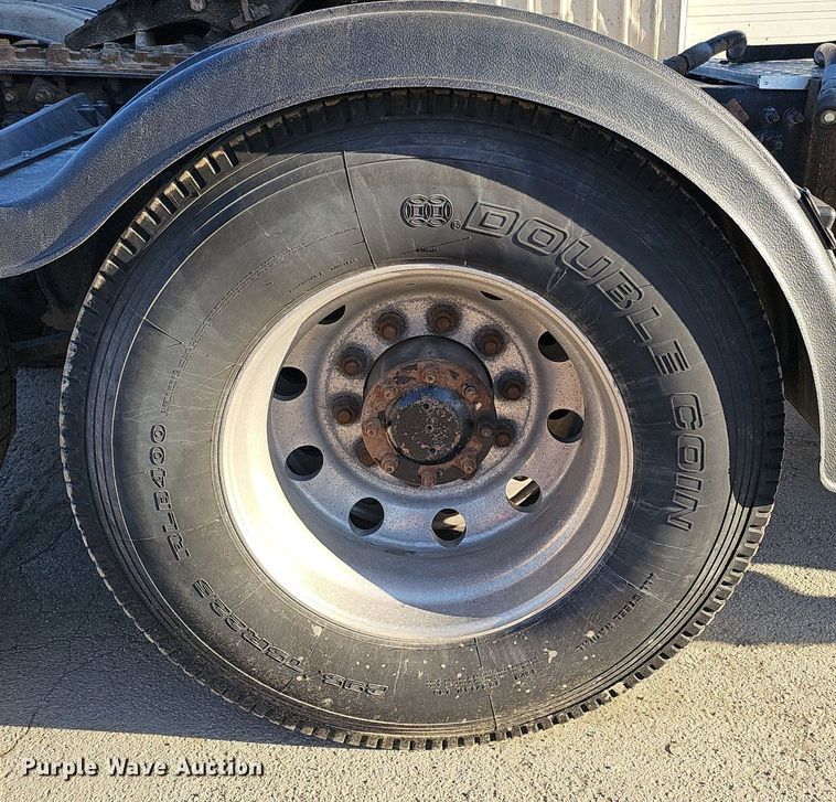 image for item DQ8583 2005 Sterling A9500 semi truck