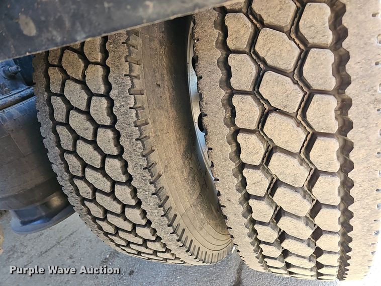 image for item DQ8583 2005 Sterling A9500 semi truck