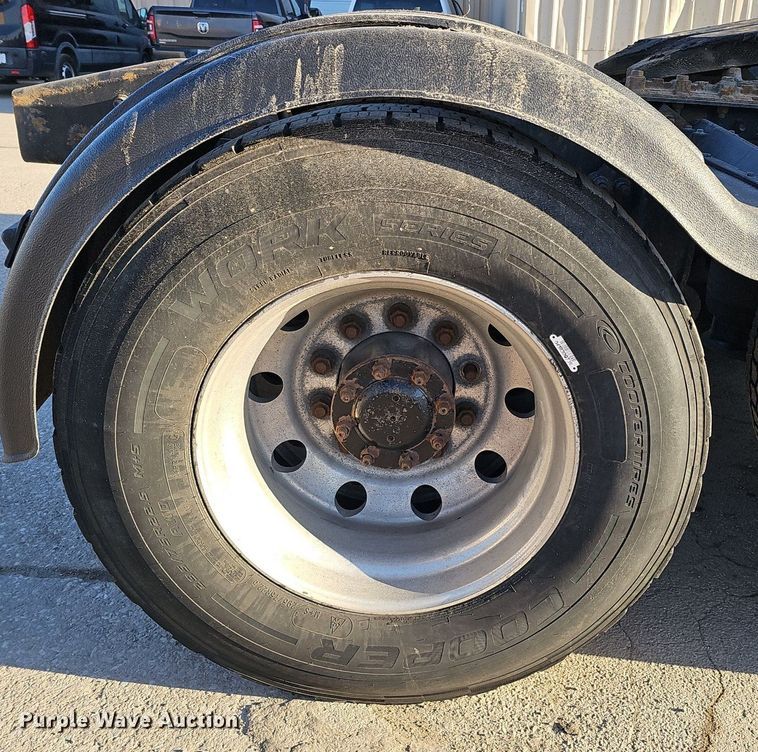 image for item DQ8583 2005 Sterling A9500 semi truck