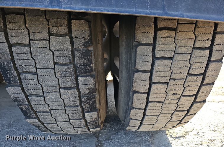 image for item DQ8583 2005 Sterling A9500 semi truck