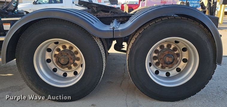 image for item DQ8583 2005 Sterling A9500 semi truck