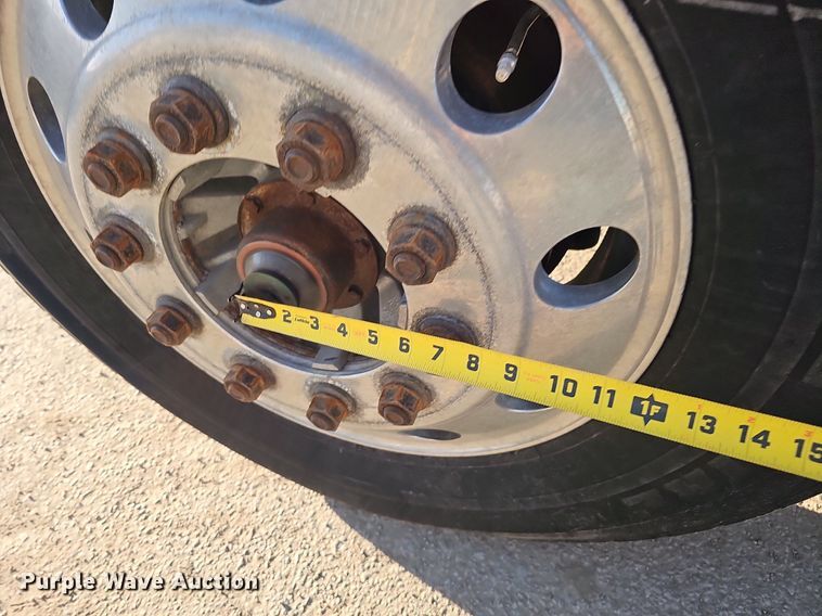 image for item DQ8583 2005 Sterling A9500 semi truck