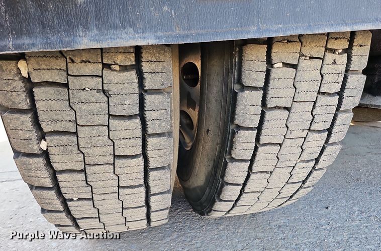 image for item DQ8583 2005 Sterling A9500 semi truck