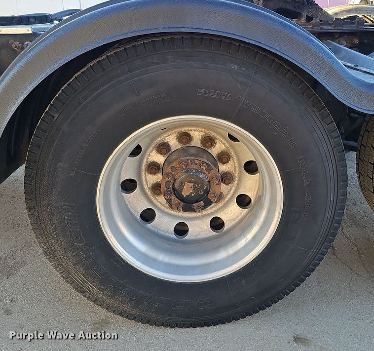 image for item DQ8583 2005 Sterling A9500 semi truck