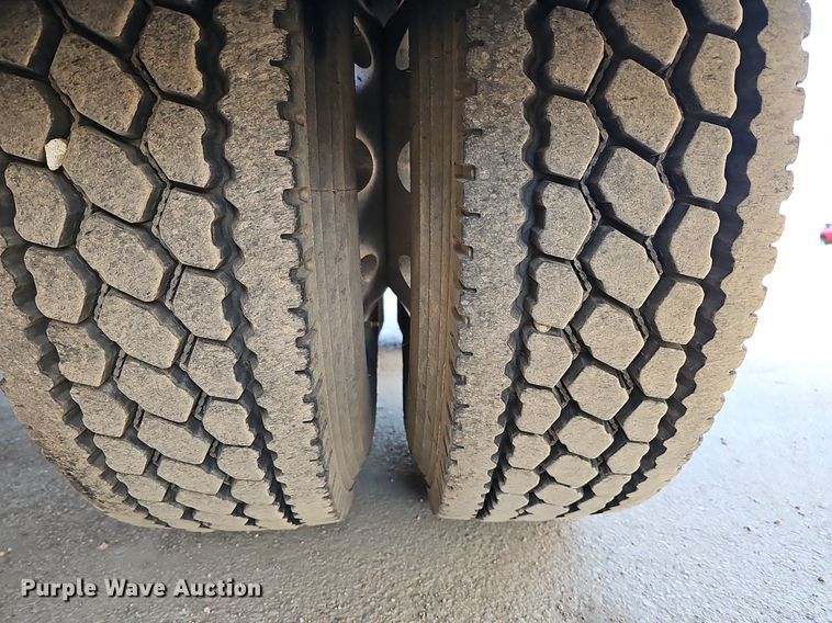 image for item DQ8583 2005 Sterling A9500 semi truck