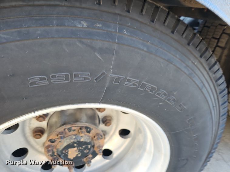 image for item DQ8583 2005 Sterling A9500 semi truck