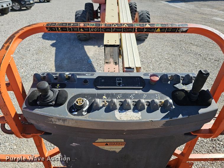 image for item DQ8598 2000 JLG Lift 600S boom lift