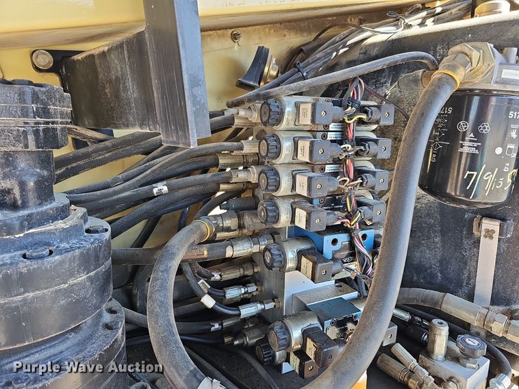 image for item DQ8598 2000 JLG Lift 600S boom lift