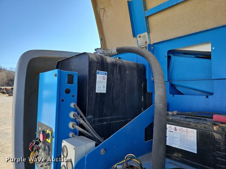 image for item DQ8599 2008 Genie S-60 boom lift