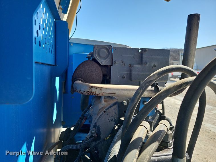 image for item DQ8599 2008 Genie S-60 boom lift